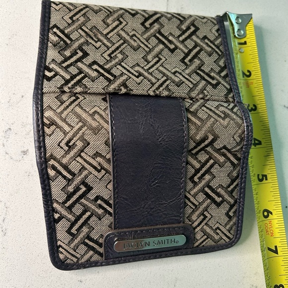 Jaclyn Smith small brown wallet in excellent condition. - Picture 6 of 8